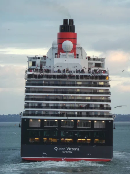 Statek żeglugi pasażerskiej królowa Wiktoria wyruszają z Southampt — Zdjęcie stockowe