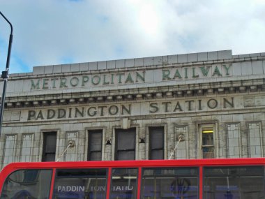 Londra Otobüsü Paddington istasyonunun önünden geçiyor