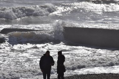 Siluetli çift ea izliyor