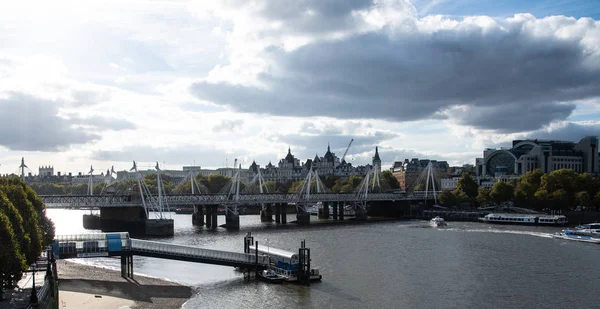Río Támesis desde el puente Waterloo — Foto de Stock