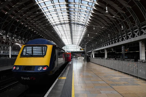 Tren şu anda ayakta