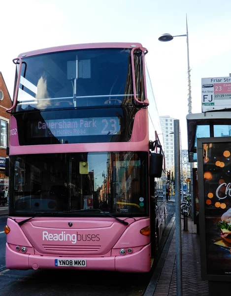 Розовый автобус номер 23 — стоковое фото