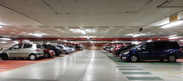 Parque de estacionamento interior — Fotografia de Stock