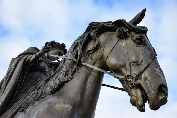 Ride bir horoz at heykeli