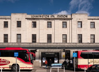 Leamington Spa İstasyonu girişi