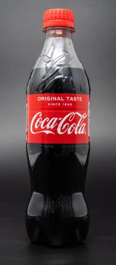Bir şişe Coca Cola.