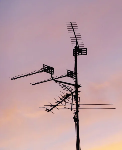 Antenas de televisión con siluetas — Foto de Stock