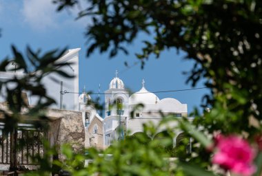 Çiçeklerin arasından kilise