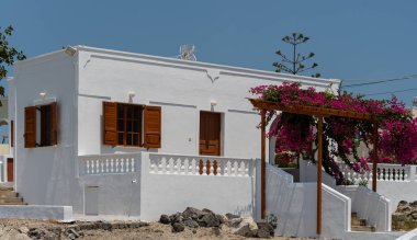 Beyaz yıkanmış ev