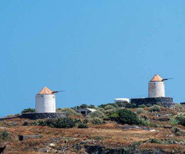 Tepedeki yel değirmenleri