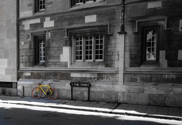 Ποδήλατο και κτίριο — Φωτογραφία Αρχείου