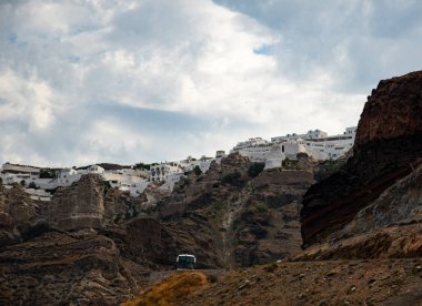 Uçurumun tepesindeki evler