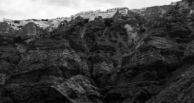 Uçurumun tepesindeki evler