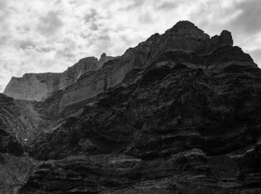 Siyah ve forboding kayalıklar