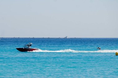Elektrikli tekne ve kayakçı