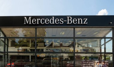 Mecredez-Benz showroom Newbury