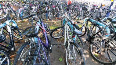 Bisiklet parkı tıklım tıklım