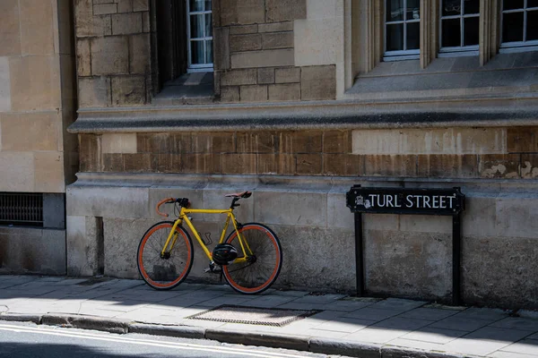 Bicicleta agianst a parede — Fotografia de Stock