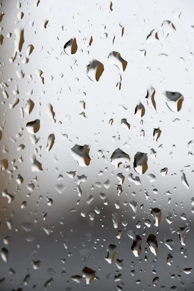 雨天窗玻璃上的雨滴的抽象图像 — 图库照片