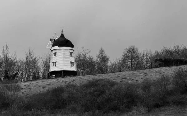 Immagine Monocromatica Mulino Vento Una Collina Campagna Del Bunkinghamshire — Foto Stock