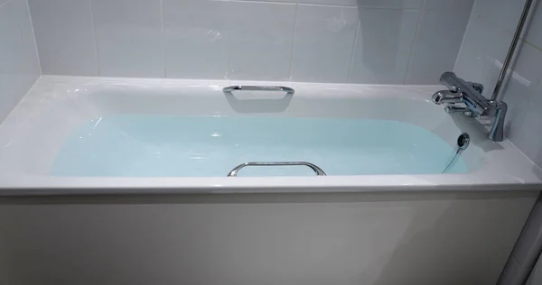 Ein Hotelbad Gefüllt Mit Heißem Wasser — Stockfoto