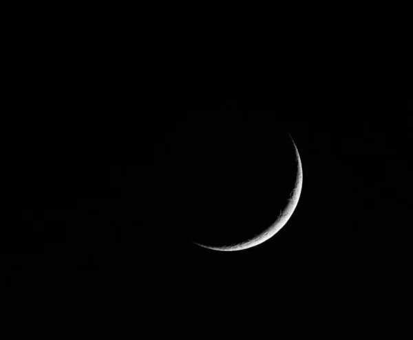 Immagine Monocromatica Una Sottile Luna Crescente — Foto Stock