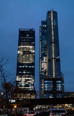 Aydınlık gökdelenler New York gece gökyüzüne kadar uzanıyor