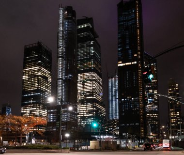 Aydınlık gökdelenler New York gece gökyüzüne kadar uzanıyor