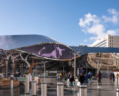 Birmingham, İngiltere - 17 Mart 2019: Avrupa 'nın en işlek tren istasyonlarından biri olan Birmingham' daki New Street tren istasyonunun modern girişi