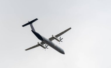 Heathrow, İngiltere - 03 Ağustos 2019: Flybe De Havilland Kanada Dash 8-400 plakalı G-ECOI, uçuş numarası BE2184 Myrtle Avenue 'den Newquay' e giderken Heathrow havaalanından kalkıyor.