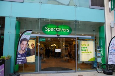 Guildford, İngiltere - Kasım 06 2019: Keşiş St Specsavers mağazasının girişi