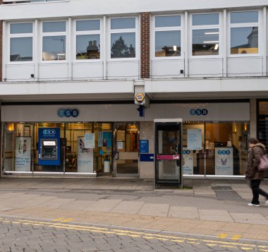 Guildford, İngiltere - Kasım 06 2019: High Street 'teki TSB bankasının ön kolu