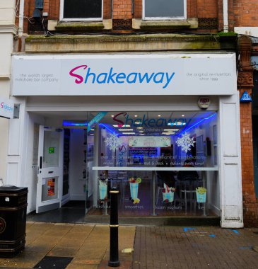 Worcester, İngiltere - 15 Mart 2020: Pompa Caddesi 'ndeki Shakeaway Milkshake Bar' ın önü