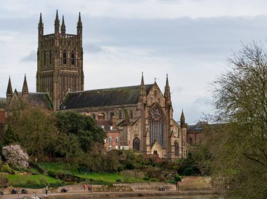 Worcester, Birleşik Krallık - 15 Mart 2020: Muazzam Worcester Katedrali Thames Nehri kıyısında oturdu