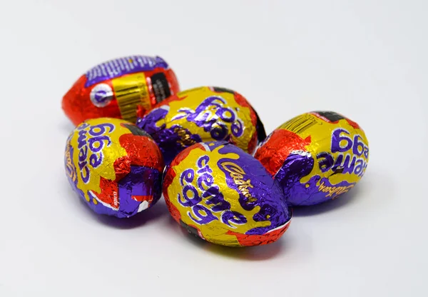 Okuma, Birleşik Krallık - 19 Nisan 2019: Folyo ambalajlarında beş Cadbury 'nin Krem Yumurtası