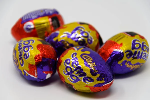 Okuma, Birleşik Krallık - 19 Nisan 2019: Folyo ambalajlarında beş Cadbury 'nin Krem Yumurtası