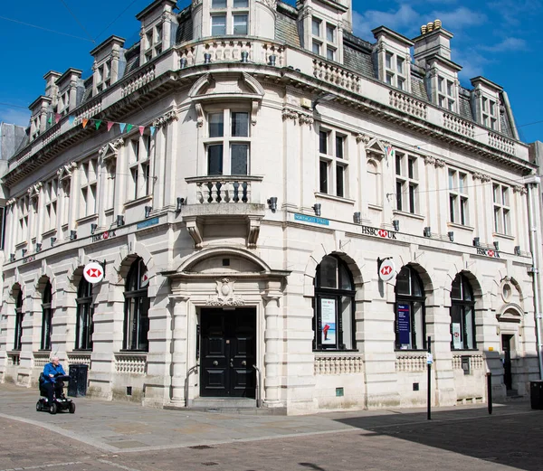 Gloucester, Birleşik Krallık - 08 Eylül 2019: Northgate Caddesi ve Eastgate Caddesi 'nin köşesindeki HSBC banka şubesinin ön cephesi