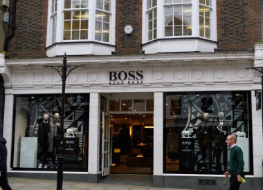 Guildford, İngiltere - Kasım 06 2019: The Frontage of Boss Mens giyim mağazası High Street