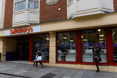 Guildford, İngiltere - Kasım 06 2019: High Street 'teki Sainsburys Süpermarketinin ön cephesi