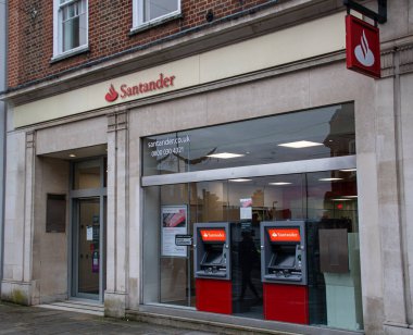 Guildford, Birleşik Krallık - Kasım 06 2019: The Branch of Santander Bank on High Street