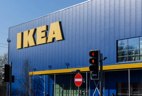 Okuma, Birleşik Krallık - Şubat 06 2020: Pincents Lane 'deki İsveç Mobilya Mağazası Ike' ın Parlak logosu