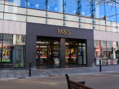 Worcester, İngiltere - 16 Mart 2020: High Street 'teki Marks and Spencer Mağazası