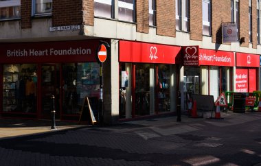 Worcester, Birleşik Krallık - 16 Mart 2020: Pump Street 'teki British Heart Foundation hayır kurumunun ön cephesi