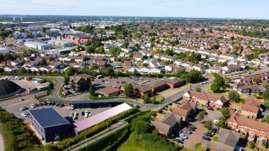 Okuma, Birleşik Krallık - 25 Mayıs 2020: Whitley Wood Yolu boyunca Whitley Ormanı 'nın Reading banliyösünün havadan görünüşü