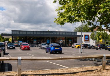 Okuma, Birleşik Krallık - Haziran 05 2020: Basingstoke Yolu üzerindeki Aldi Süpermarketinin giriş ve otoparkı