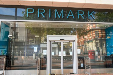 Okuma, Birleşik Krallık - Haziran 09 2020: Coronavirus kilitlemesi sırasında Primark 'a giriş