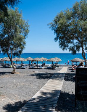 Perissa, Yunanistan - 18 Temmuz 2019: Perissa sahilinin üzerinde Ege Denizi 'ne giden bir sahil yolu