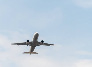Heathrow, Birleşik Krallık - 03 Ağustos 2019: Lufthansa Airbus A320-271N plakalı D-AINI, uçuş numarası LH905 Myrtle Avenue 'dan Frankfurt' a giden Heathrow havaalanından kalkıyor.