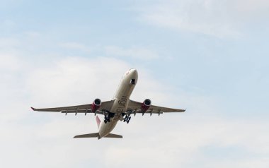 Heathrow, Birleşik Krallık - 03 Ağustos 2019: Virgin Atlantic Airbus A330-343 plakalı G-VINE, uçuş numarası VS137 Myrtle Avenue 'den New York' a giderken Heathrow Havaalanı 'ndan kalkıyor.