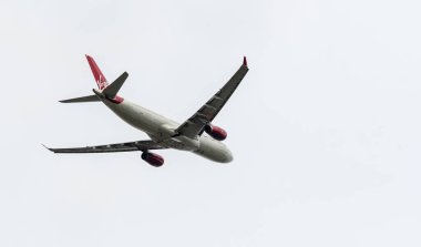 Heathrow, Birleşik Krallık - 03 Ağustos 2019: Virgin Atlantic Airbus A330-343 plakalı G-VINE, uçuş numarası VS137 Myrtle Avenue 'den New York' a giderken Heathrow Havaalanı 'ndan kalkıyor.